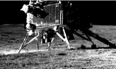 Rover Pragyan tira foto do módulo de pouso Vikram na Lua