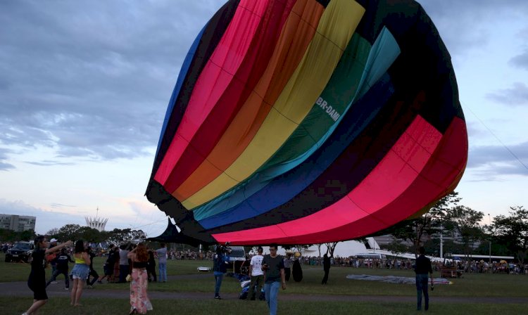 Domingo - Brasília recebe festival de Balonismo. 17h às 18h: Voos